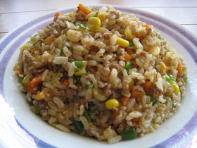 黄金の味で!野菜たっぷりひき肉チャーハン