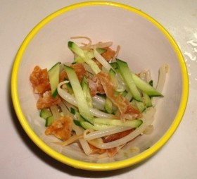 パリパリ鶏皮と野菜のピリ辛和え