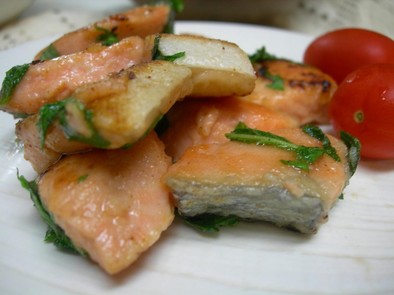 甘塩鮭ソテー・シソバター風味の写真