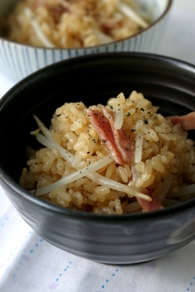 もやしとベーコンの炊き込みご飯