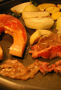 鮭と羊肉と野菜の鉄板焼き