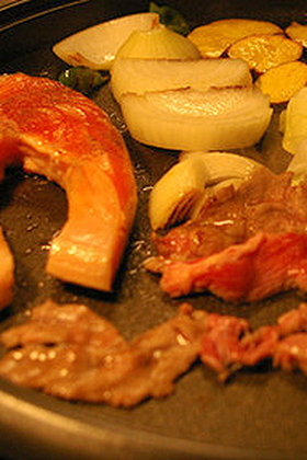 鮭と羊肉と野菜の鉄板焼き