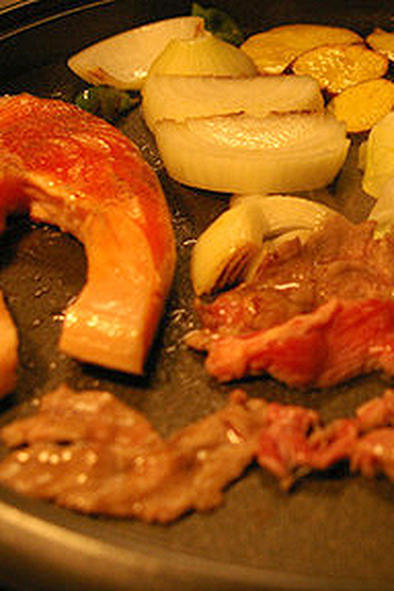 鮭と羊肉と野菜の鉄板焼きの写真