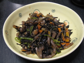 突きこんにゃくとひじきの煮物