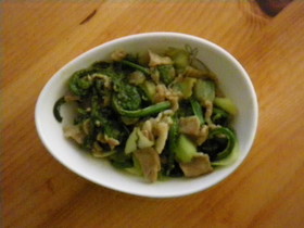 こごみと豚肉の油炒め味噌味