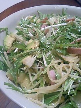 水菜とアボカドのサラダパスタ