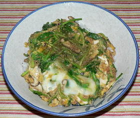 春めく香りの「芹玉丼」