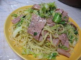 たっぷり春キャベツ生ハムのペッパーパスタ