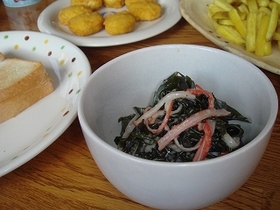 わかめとカニカマの胡麻ドレ和え