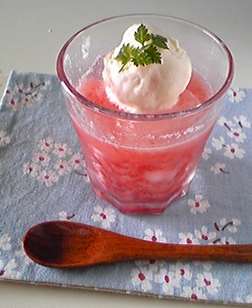 いちごのクリームソーダ