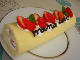 ロールケーキ 苺で簡単デコ♪