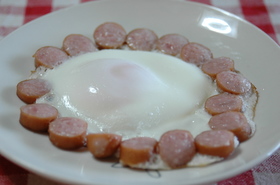 お花みたいなウィンナーの目玉焼き❤
