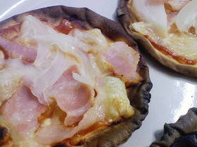 ギョーザの皮でパリっとピザ風ミニおやつ
