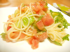 レタスとトマトの冷たいパスタ