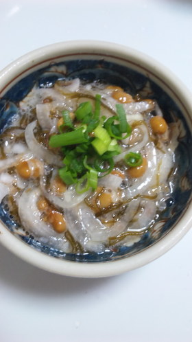 簡単に一品!新タマと納豆のもずく和え