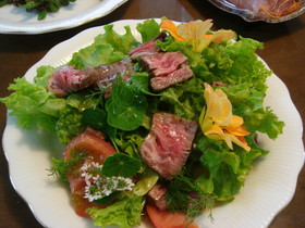 野菜たっぷり牛肉のステーキサラダ