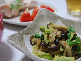 アスパラ菜としめじの卵入りカレー炒め