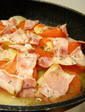 新じゃが・トマト・ベーコンの重ね蒸し焼き