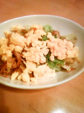春キャベツと豚肉のマヨ炒め。卵乗せ