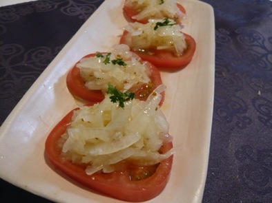 新たまねぎとトマトのサラダの写真