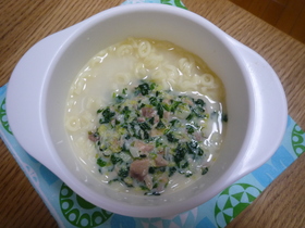 離乳食 鮭とほうれん草のミルクマカロニ