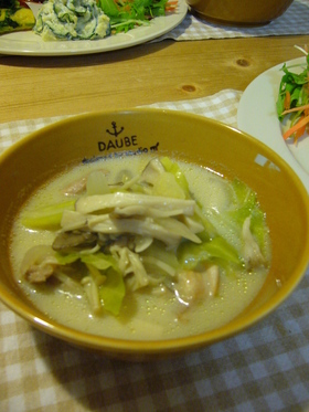 鶏肉ときのこの豆乳スープ