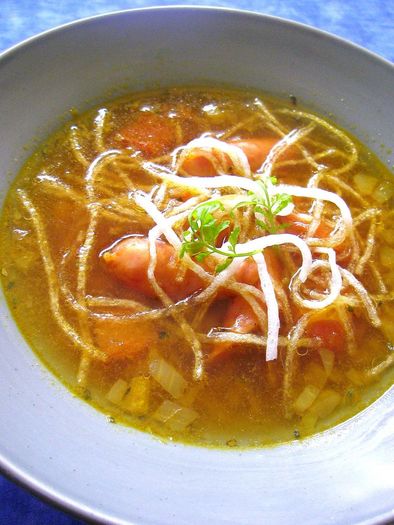 真っ赤なトマトのカレースープの写真