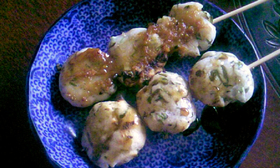 にんじんの葉と胡麻のはちみつ焼きだんご