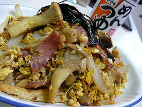 きのことベーコンのめんつゆバター炒め