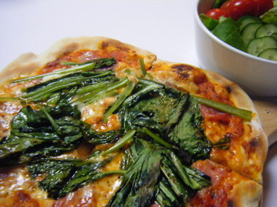 小松菜とベーコンのピザの写真