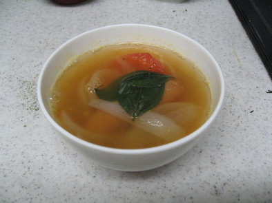 トマトとバジルのスープの写真