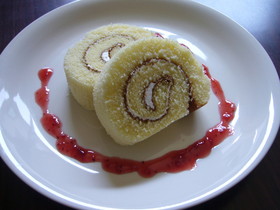 ふわふわロールケーキonいちごソース☆