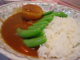 いつものカレーに、スナップえんどう♪