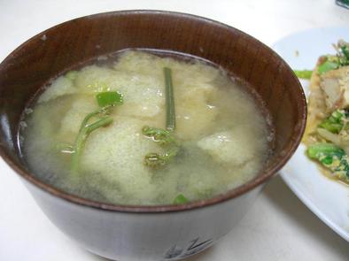 わらびと松山あげのお味噌汁の写真