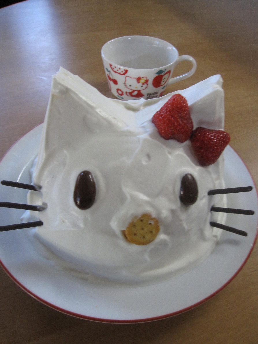 キティちゃんのドームケーキの画像