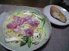 生ハムとアスパラ・エリンギのパスタ