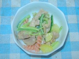 鶏もも肉とキュウリのサラダ