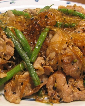 ご飯がススム!豚バラとインゲンと春雨炒め