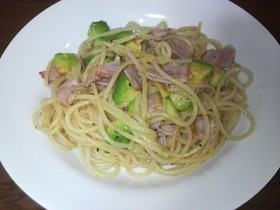 簡単(^^)アボカドとベーコンのパスタ