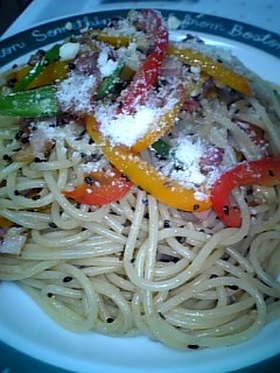 3種のパプリカとベーコンのパスタ