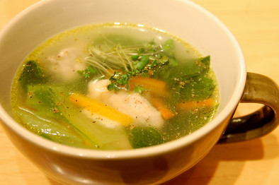 鶏とチンゲン菜のスープの写真