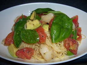 アボカドとトマトの冷製パスタ