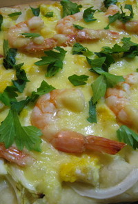 海老と新玉ねぎのマヨ卵ホワイトソースピザ