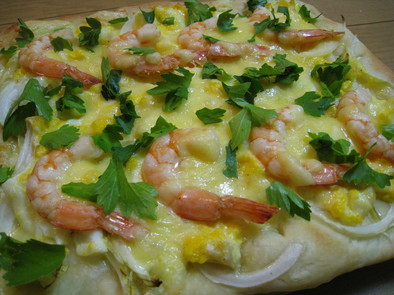 海老と新玉ねぎのマヨ卵ホワイトソースピザの写真