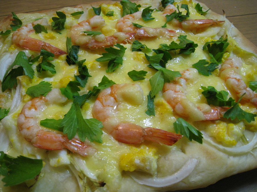海老と新玉ねぎのマヨ卵ホワイトソースピザの画像