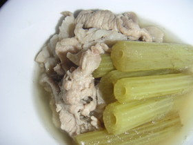 豚肉とフキの簡単煮物☆皮はピーラーでむく