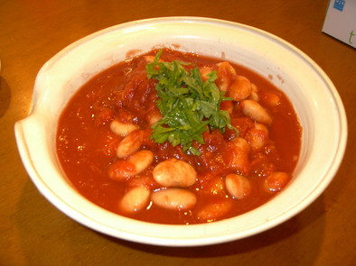 白いお豆とトマトの煮物の写真