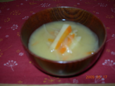カレー風味のお味噌汁の写真