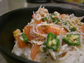 トマトとオクラのシラス丼