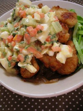 ぷりぷり胸肉のヘルシータルタルソースがけ